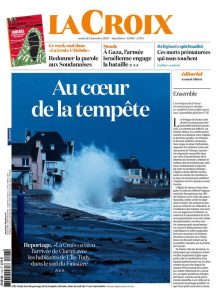 Elodie Mauraut rédige une interview dans le cadre de la remise du Prix de la Jeune Création des Métiers d'Art lors du SIPC 2023.